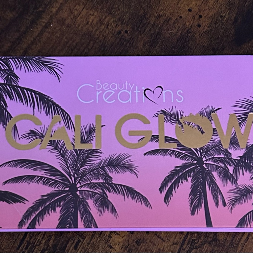 Beauty Creations Cali Glow Highlighter Palette - Light Pink, Peach, Bronze - Picture 5 of 6